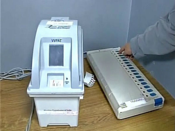 बड़ी खबर: कर्नाटक में मजदूरों के घर से मिली 8 VVPAT मशीनें, सियासत गरमाई