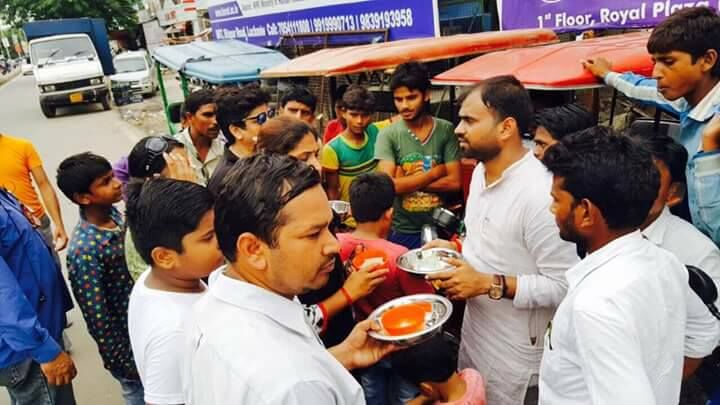 UP की सड़कों पर भीख मांगने उतरे समाजवादी नेता, मासूम बच्चों के ऑक्सीजन के लिए जमा किए रूपए