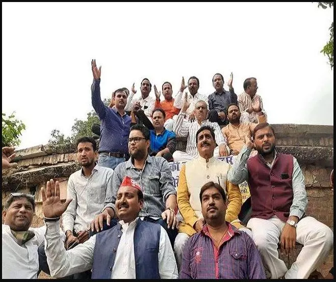 UP SP leaders picket up the issue of tank repairing
