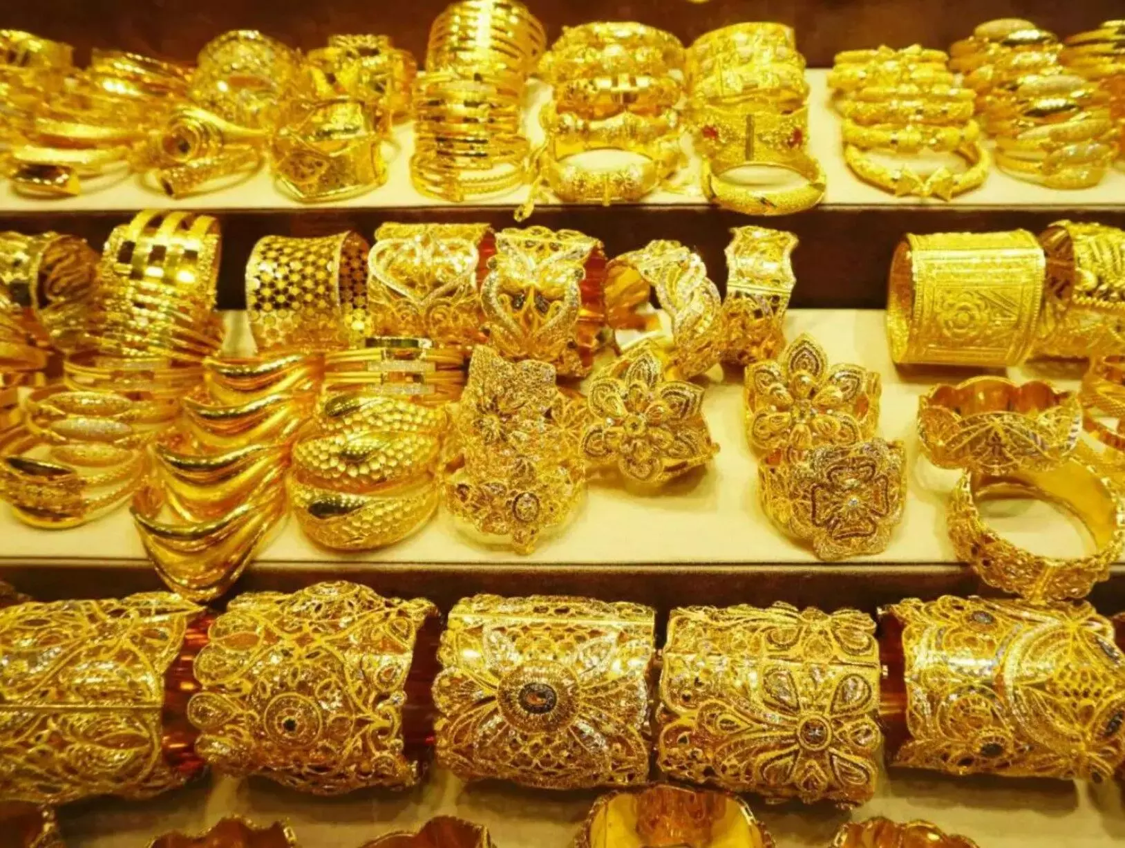 Aaj Ka Sone Ka Bhav: सोना ग्राहकों की जागी किस्मत, 10 ग्राम की कीमत सुन बाजार में मची लूट