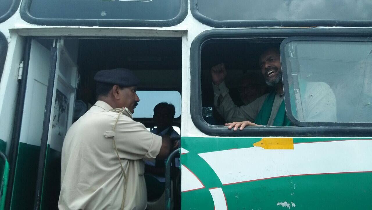 शिवराज सरकार का किसानों पर दमन,  मंदसौर में रैली के दौरान योगेंद्र यादव और मेधा पाटेकर को हिरासत में लिया